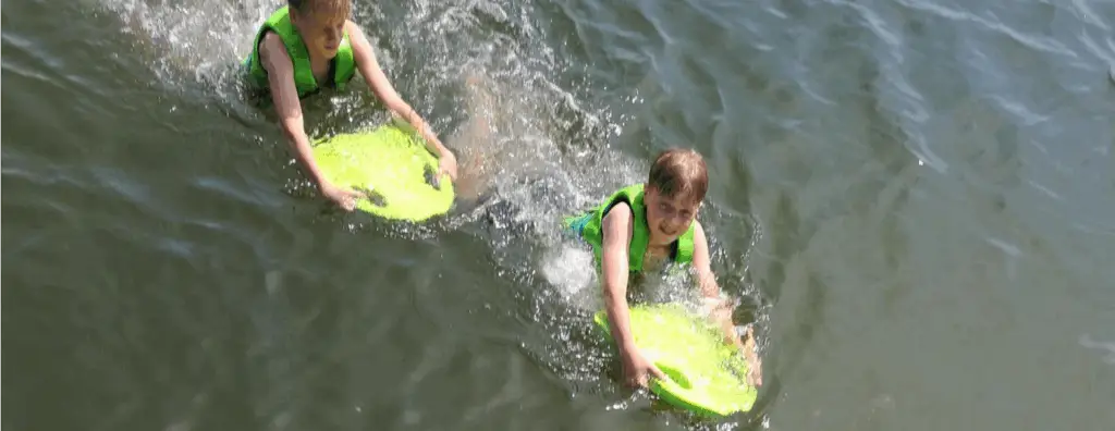Header afbeelding Fluxen met 2 fluxende kinderen
