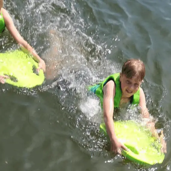 Header afbeelding Fluxen met 2 fluxende kinderen