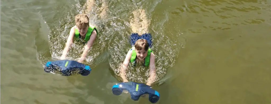 Header afbeelding seabobben met 2 seabobbende kinderen