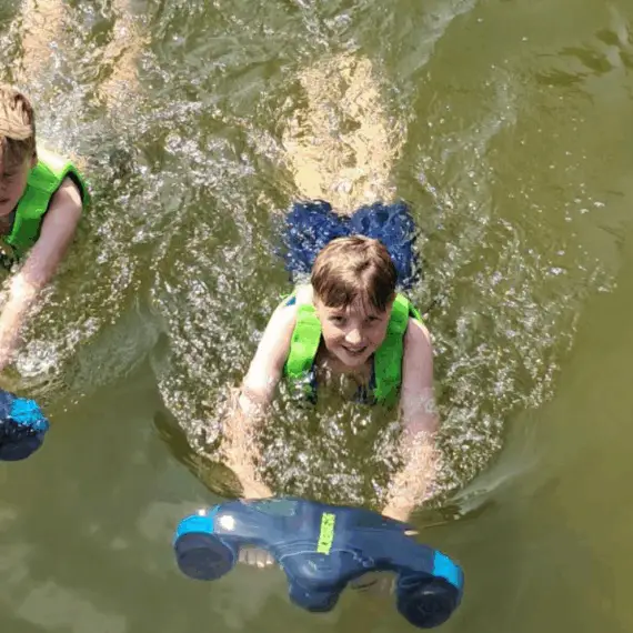 Header afbeelding seabobben met 2 seabobbende kinderen
