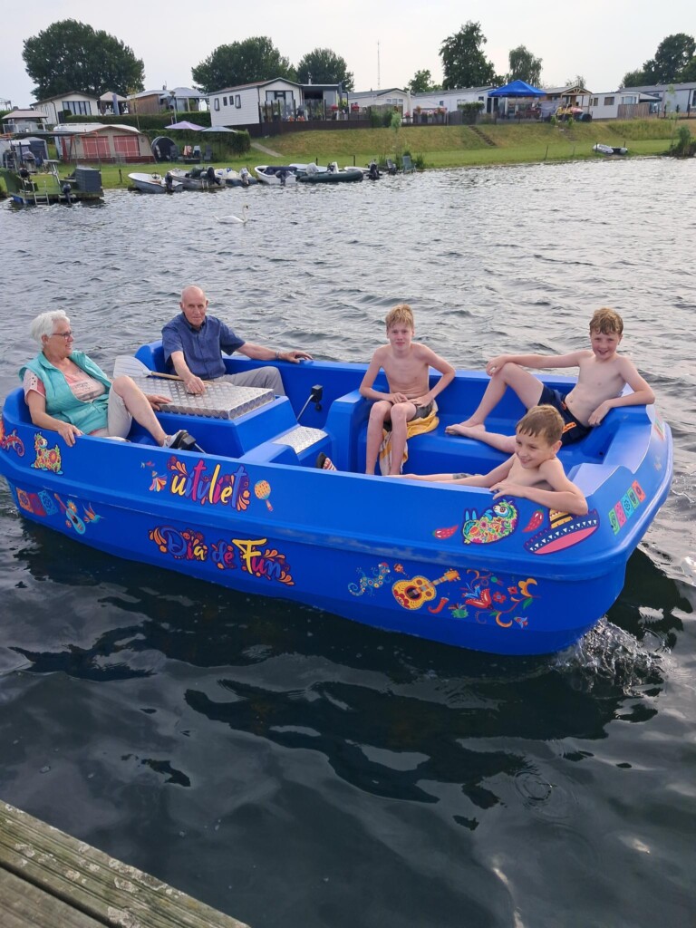Elektrische blauwe waterfiets voor de verhuur bij De Uitvliet