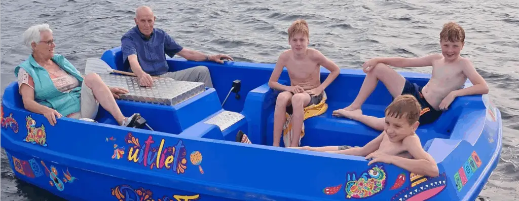 Waterfietsen header met familie die aan het waterfietsen is