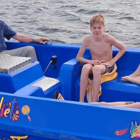 Waterfietsen header met familie die aan het waterfietsen is